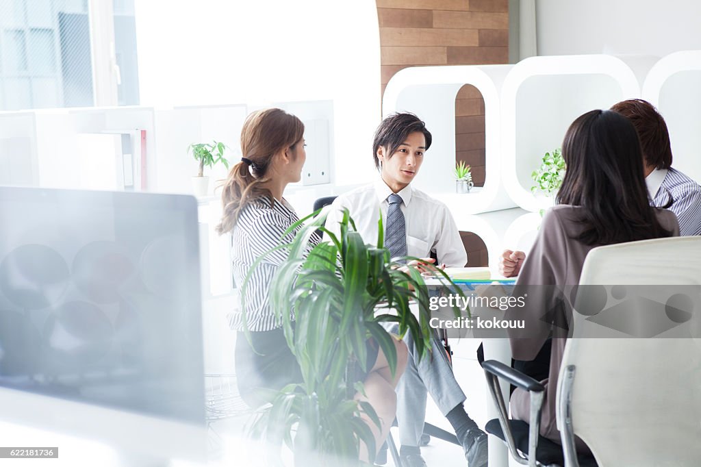 Gente de negocios trabajando en una oficina moderna