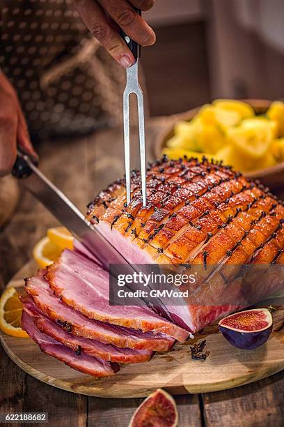 carving glazed holiday ham with cloves - glazed ham imagens e fotografias de stock