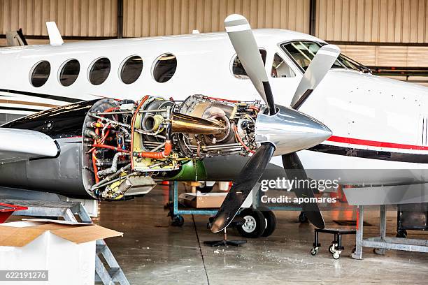 aircraft motor wartungsarbeiten geschlossen - flugzeug hangar stock-fotos und bilder