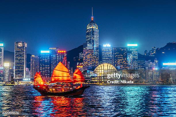 cityscape hong kong e junkboat em crepúsculo - hongkong - fotografias e filmes do acervo