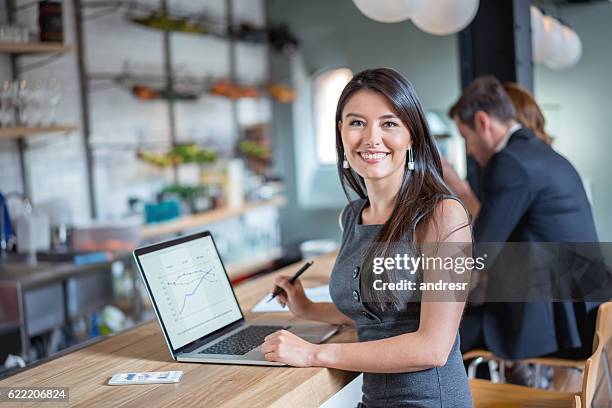 mujer de negocios que trabaja en un café - restaurant manager fotografías e imágenes de stock