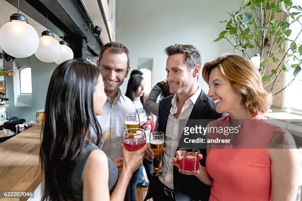 personas tomando bebidas en un restaurante - happy hour fotografías e imágenes de stock
