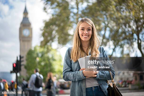 happy female student in london - london england stockfoto's en -beelden