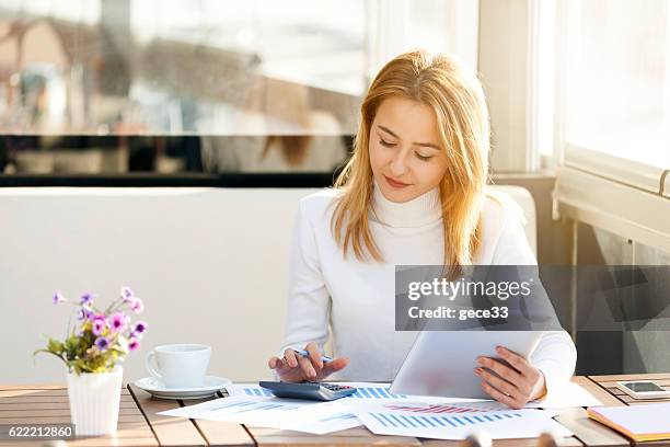 mujer de negocios utilizando tablet - calculadora fotografías e imágenes de stock