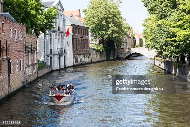 tour nel barca di bruges, belgio - belfort foto e immagini stock