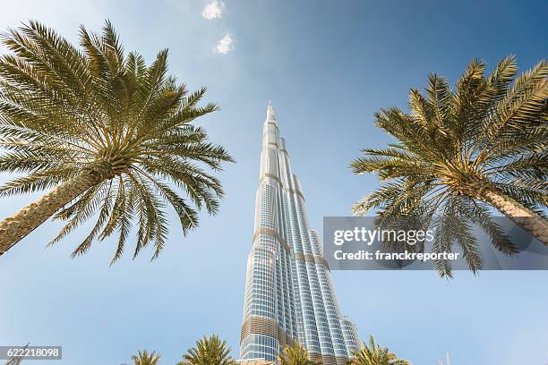 dubai skyline mit burj khalifa von unten - burj khalifa stock-fotos und bilder