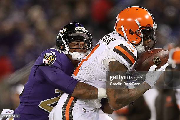 Wide receiver Terrelle Pryor of the Cleveland Browns makes a catch against cornerback Jimmy Smith of the Baltimore Ravens in the second quarter at...