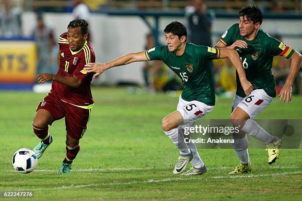 Luis Gonzlez of Venezuela fights for the ball with Pedro Azogue and Ronald Raldes during a match between Venezuela and Bolivia as part of FIFA 2018...