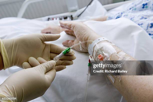 checking a cannula - arm needle stockfoto's en -beelden