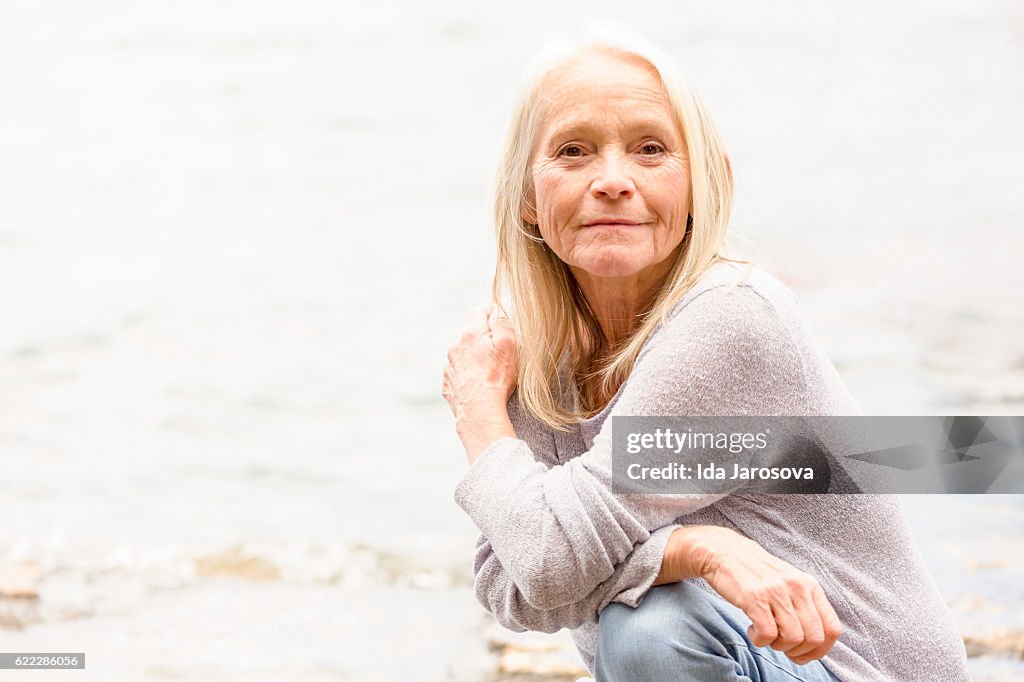 Porträt von modernen attraktiven blondereifen Frau, Kopie Raum