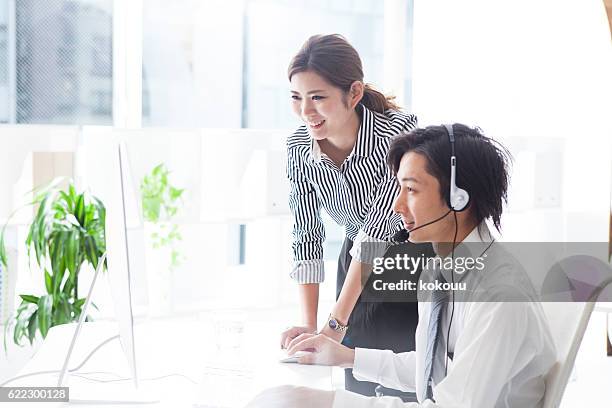 business woman teaching businessmen at call center - call center agents imagens e fotografias de stock