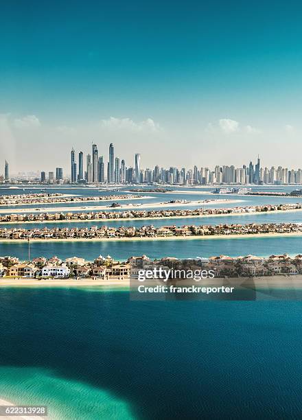 a palm jumeirah em dubai com horizonte - dubai jumeirah beach imagens e fotografias de stock