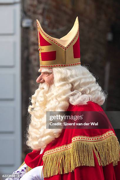 sinterklaas kommen zum sint nicolaas festival in die niederlande - sinter klaas stock-fotos und bilder