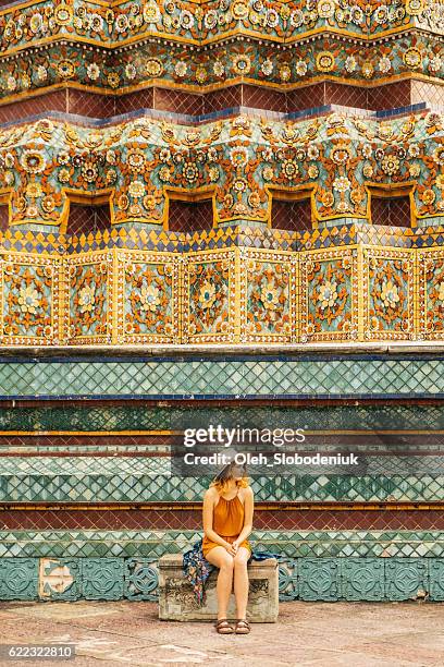 mulher sentada perto da stupa no templo wat pho - wat pho - fotografias e filmes do acervo