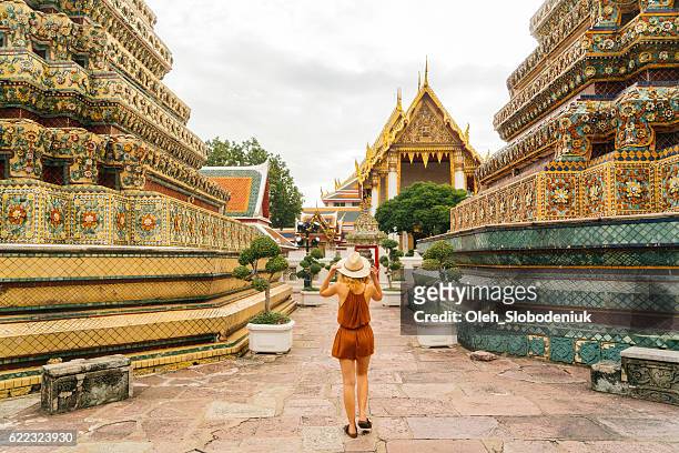 woman walking in wat pho temple - bangkok bildbanksfoton och bilder
