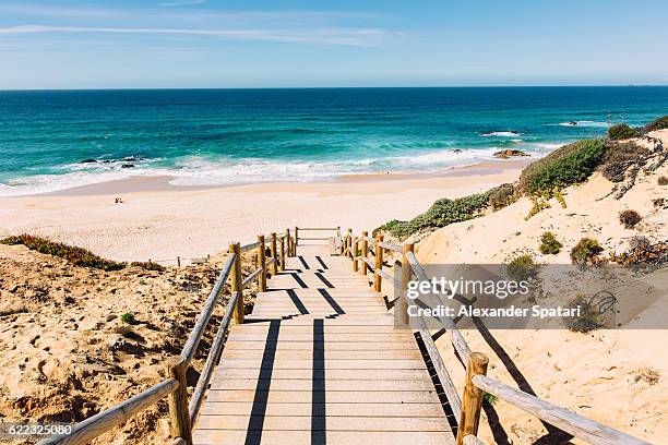 boardwalk to malhao beach, vila nova de milfontes, alentejo, portugal - alentejo stockfoto's en -beelden