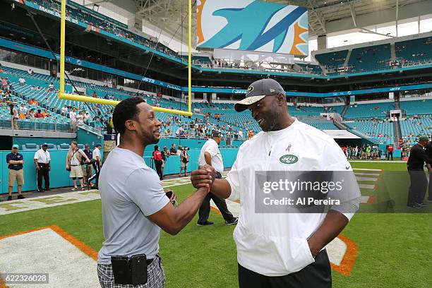 Head Coach Todd Bowles of the New York Jets meets with Desmond Howard before the game against the Miami Dolphins on November 6, 2016 at Hard Rock...