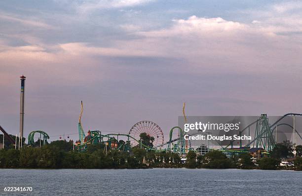 distant amusement park, cedar point amusement park, sandusky, ohio, usa - amusement park ohio stock-fotos und bilder