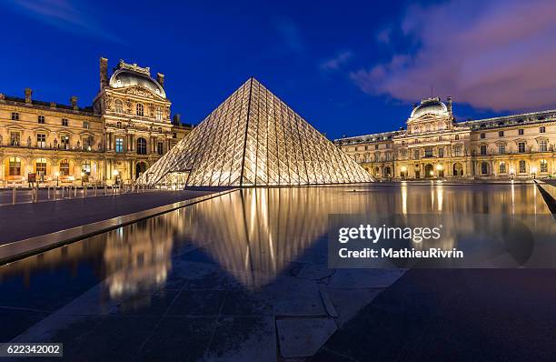 symetry of the louvre - pyramide du louvre stock pictures, royalty-free photos & images