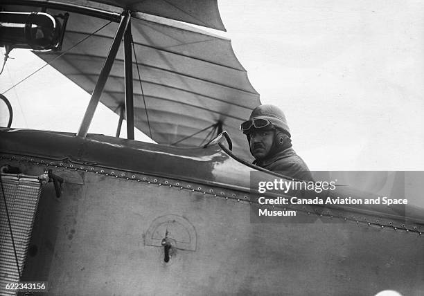 Photo biplan francais avec pilote, soldat et mecaniciens (?) Photo biplan francais avec pilote, soldat et mecaniciens (?)