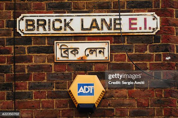 brick lane street sign - brick lane stockfoto's en -beelden