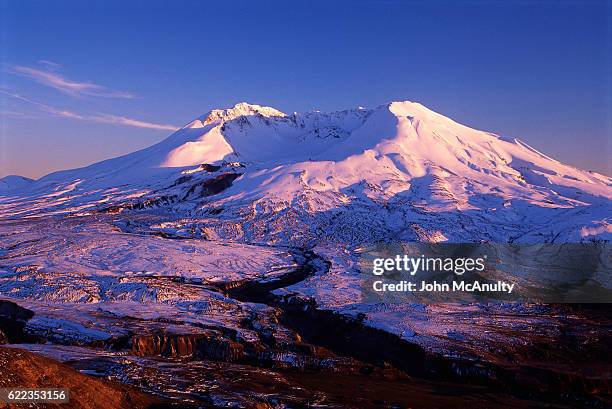 mount st. helens at sunset - saint helens imagens e fotografias de stock