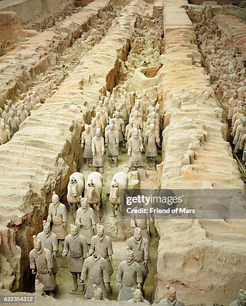 terracotta statues in qin shi huangdi tomb - qin shi huangdi stock-fotos und bilder