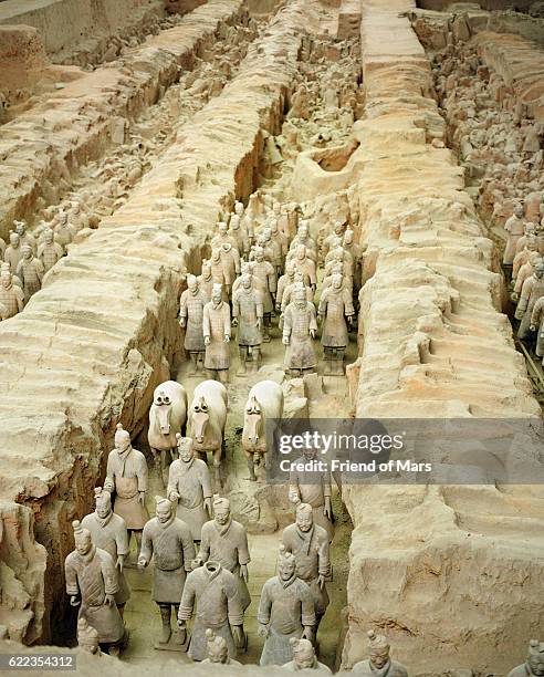 terracotta statues in qin shi huangdi tomb - qin shi huangdi fotografías e imágenes de stock