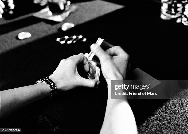 dealer shuffling cards - archive 2006 bildbanksfoton och bilder