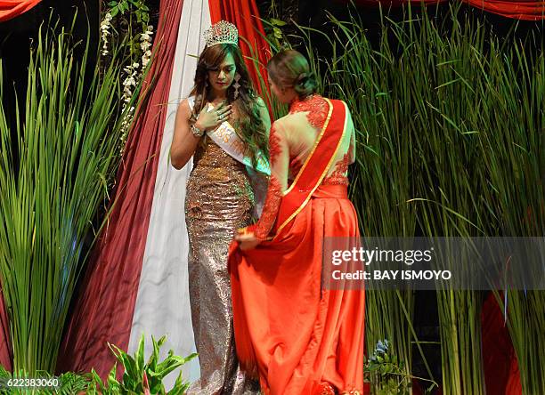 Miss Transvestite 2015 Monika , crowns Miss Transvestite 2016 Qie Nabh Tappii from Jakarta during the 2016 Miss Queen contest in Jakarta on November...