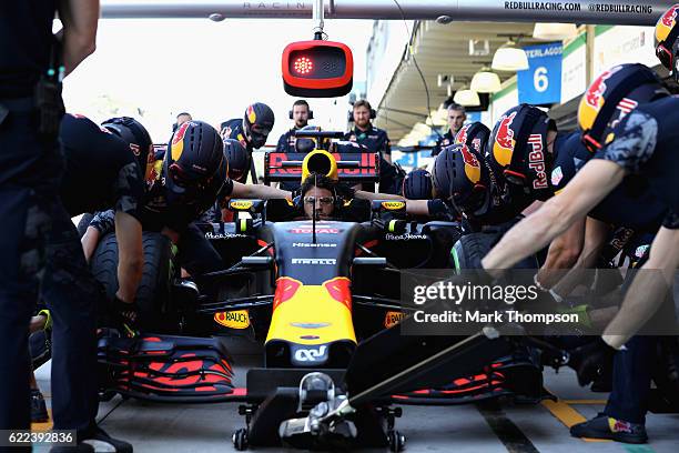 Red Bull Racing Tricks 2,593 Red Bull Racing Pit Stop Practice Stock Photos, High-Res Pictures ...