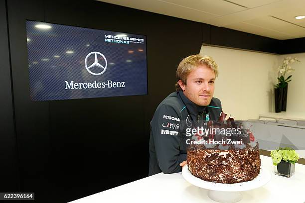 Formula One World Championship 2013, Grand Prix of Great Britain, #9 Nico Rosberg celebrates his birthday with a cake