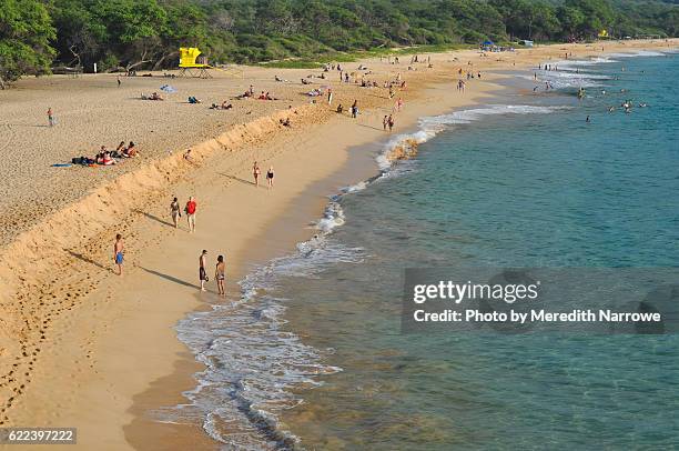 people walking along big beach in maui - view from above - makena beach stock pictures, royalty-free photos & images