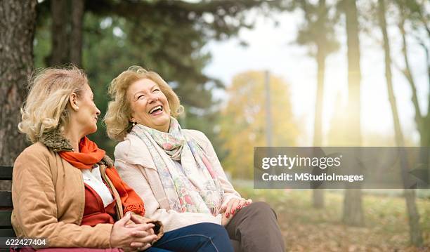 anziani che ridono. - due sorelle foto e immagini stock