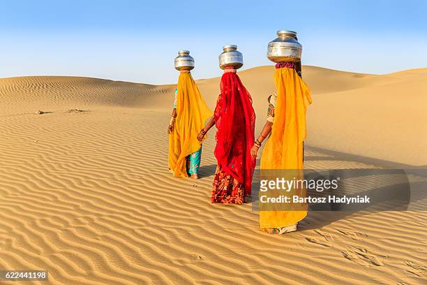 indian women carrying on their heads water from local well - traditional clothing stock pictures, royalty-free photos & images
