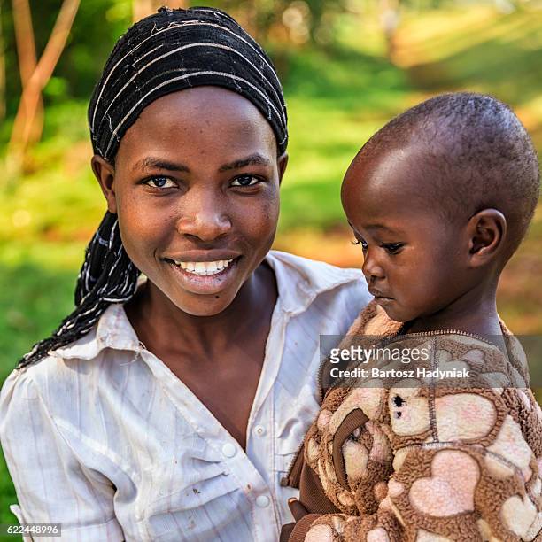young african woman holding her baby, kenya, east africa - kenyansk kultur bildbanksfoton och bilder