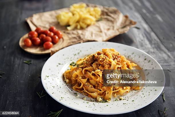 homemade fettuccine pasta with bolognese sauce - tagliatelle bildbanksfoton och bilder
