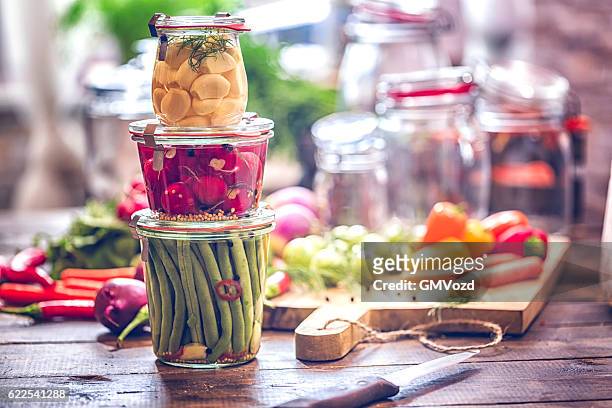 preserving organic vegetables in jars - pickle jar stockfoto's en -beelden