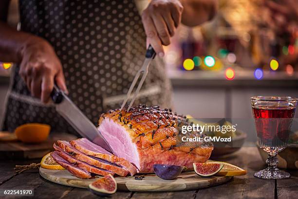 carving glazed holiday ham with cloves - glazed ham imagens e fotografias de stock