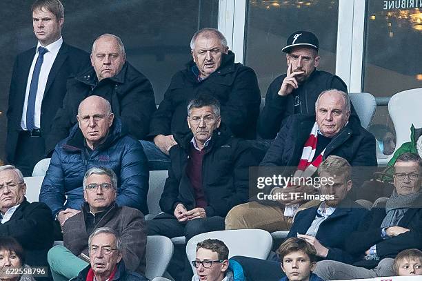 Muenchen, Deutschland, , Bundesliga 10. Spieltag, FC Bayern Muenchen - TSG 1899 Hoffenheim, mittlere Reihe v-l Dieter Hoeness, Herbert Hainer, Uli...