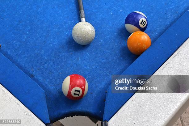 game balls on a outdoor billiards table - billiard ball game stockfoto's en -beelden