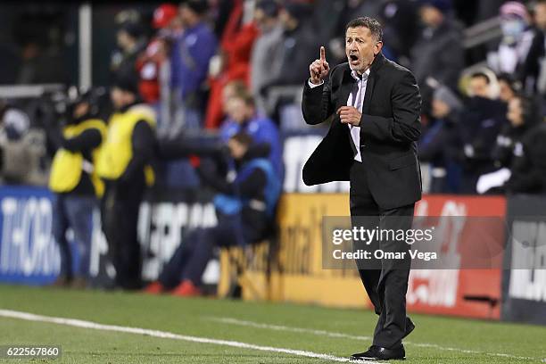 Juan Carlos Osorio coach of Mexico gives instructions during the match between USA and Mexico as part of FIFA 2018 World Cup Qualifiers at MAPFRE...
