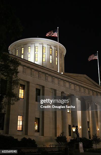 night sky over the ohio statehouse building in columbus, ohio, united states - ohio statehouse stock pictures, royalty-free photos & images