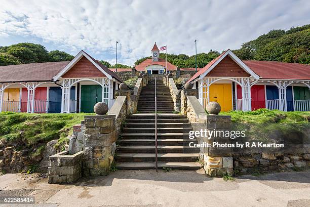 old seaside beach huts at scarborough, north yorkshire - scarborough uk 個照片及圖片檔