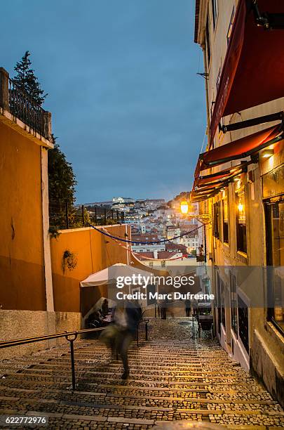 una de las muchas escaleras (calçada do duque) en lisboa - calçada fotografías e imágenes de stock