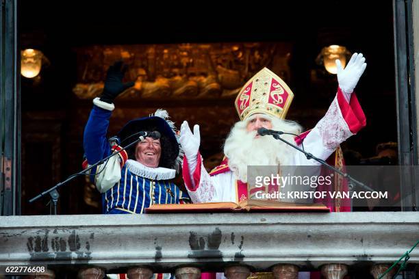 meditatie fysiek grootmoeder A man dressed as Sinterklaas and another one dressed as Zwarte Piet... News  Photo - Getty Images