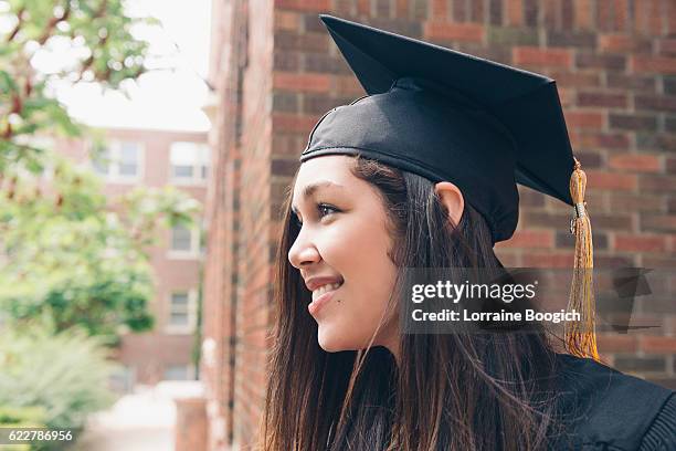 schöne hoffnungsvolle milennial amerikanische hispanische frauen feiern graduation day usa - hispanic man profile hopeful stock-fotos und bilder