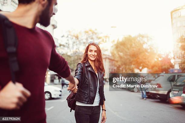 happy couple dating outside - röra mot bildbanksfoton och bilder