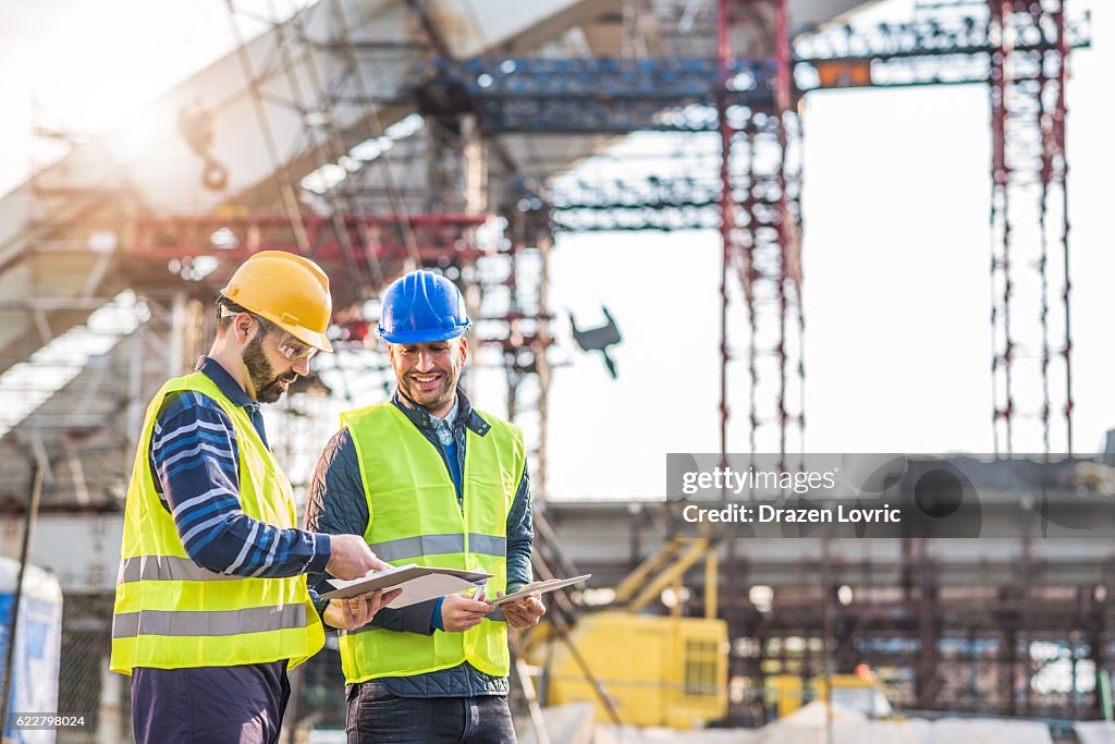 Trabajo en equipo en el sitio de construcción trabajando en la construcción del puente