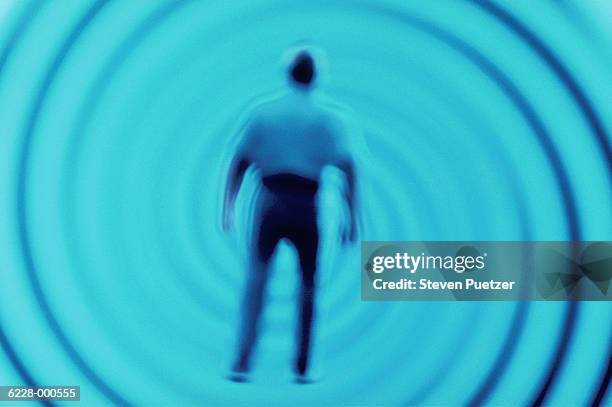 man in spiral - transe photos et images de collection
